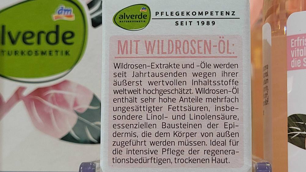 Hagebuttenöl-Test: Nahaufnahme der Rückseite der Verpackung mit Informationen.