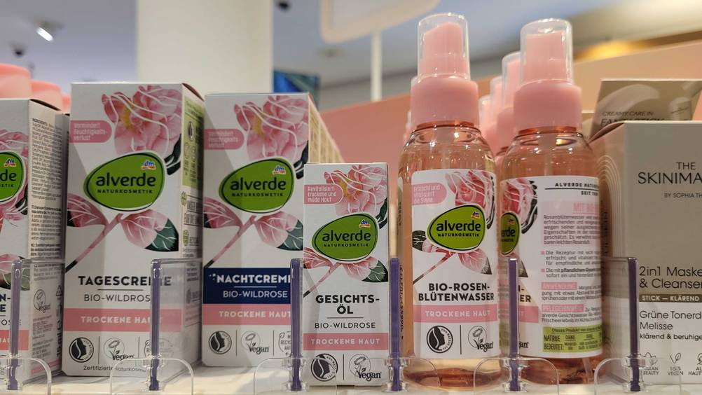Hagebuttenöl getestet: Das Produkt in einem Regal neben anderen.
