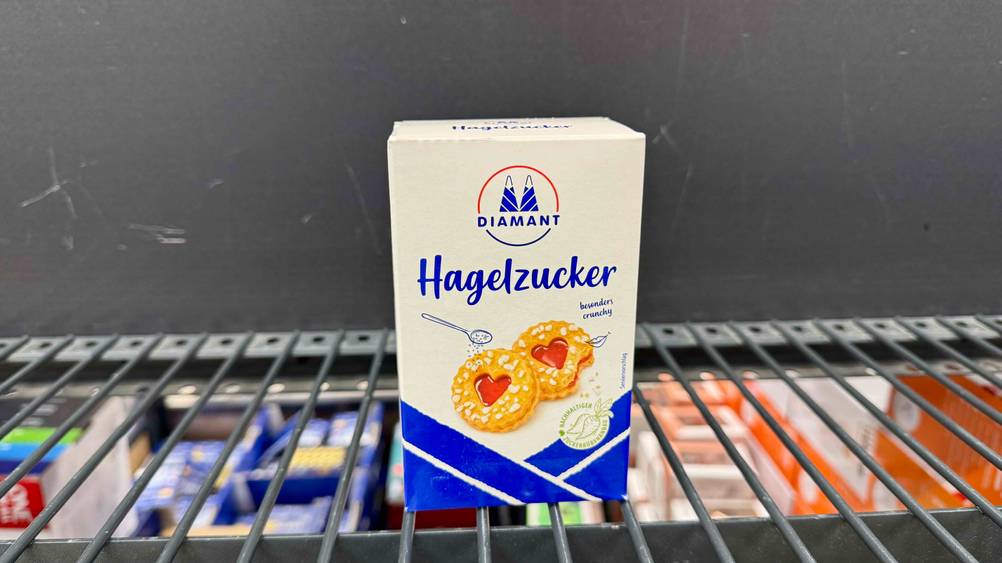 Eine Packung des Hagelzucker im Test auf einem Gitter stehend.