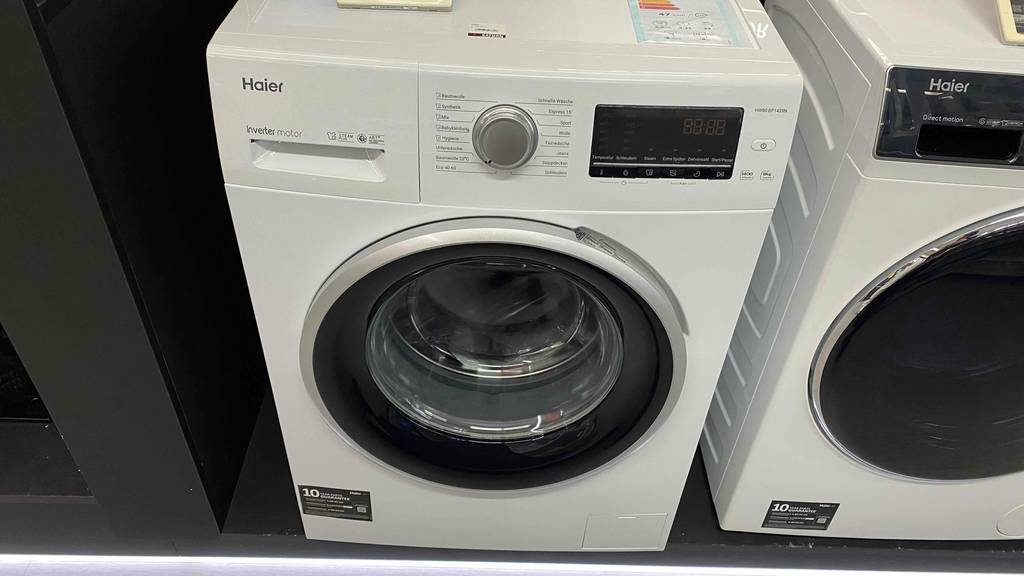 Haier-Waschmaschine HW80-BP1439N Serie 39 im Test: Zwei Waschmaschinen stehen nebeneinander.