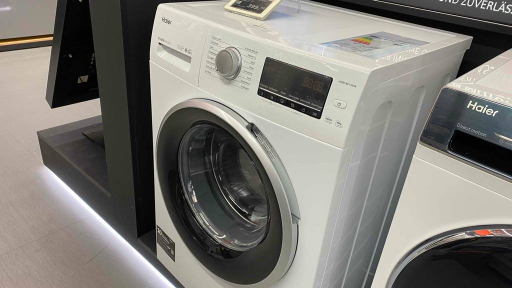 Haier-Waschmaschine HW80-BP1439N Serie 39 getestet: Auf der Maschine steht ein Preisschild.