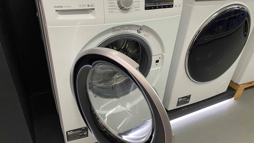 Waschmaschinentür der getesteten Haier-Waschmaschine HW80-BP1439N Serie 39 ist geöffnet.