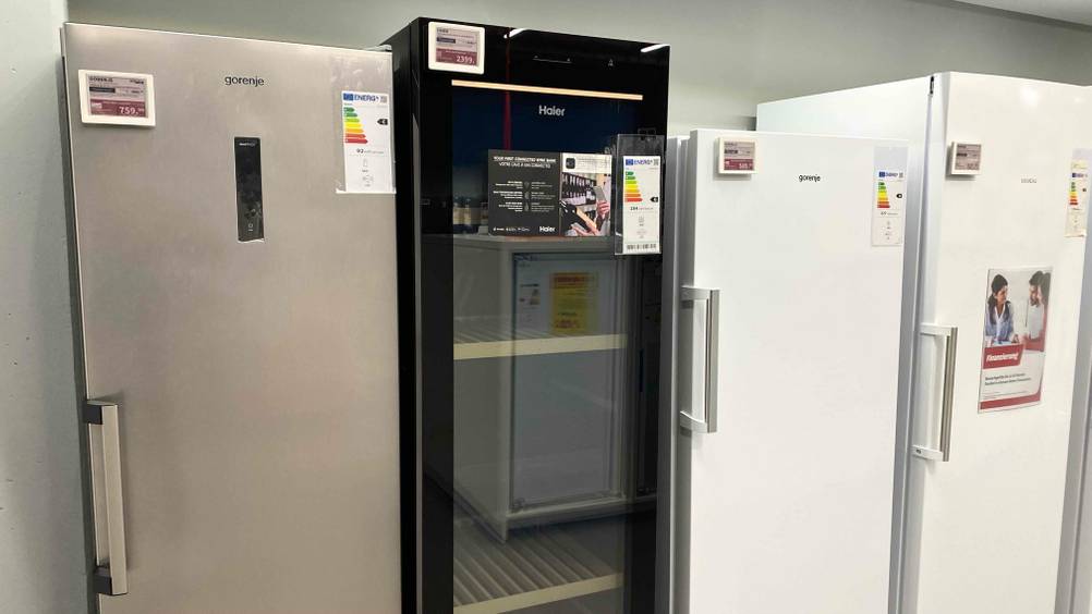 Im Test: Ein Weinkühlschrank neben anderen Geräten an einer Wand in einer Verkaufsfläche.