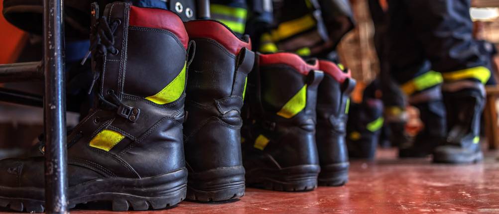 Haix-Feuerwehrstiefel-Test: Mehrere Feuerwehrstiefel stehen in der Umkleidekabine nebeneinander.