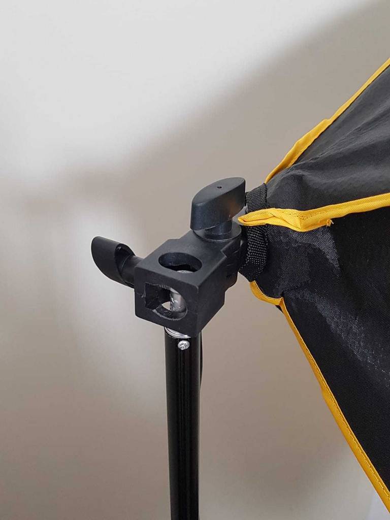 Nahaufnahme der Drehvorrichtung eines schwarzen Schirms von einer getesteten Softbox vor weißem Hintergrund.