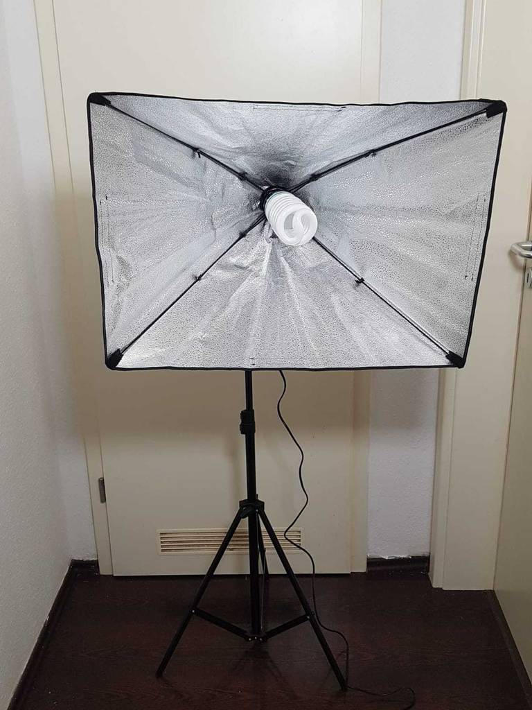 Gesamtansicht einer Softbox im Test ohne Schirmabdeckung.