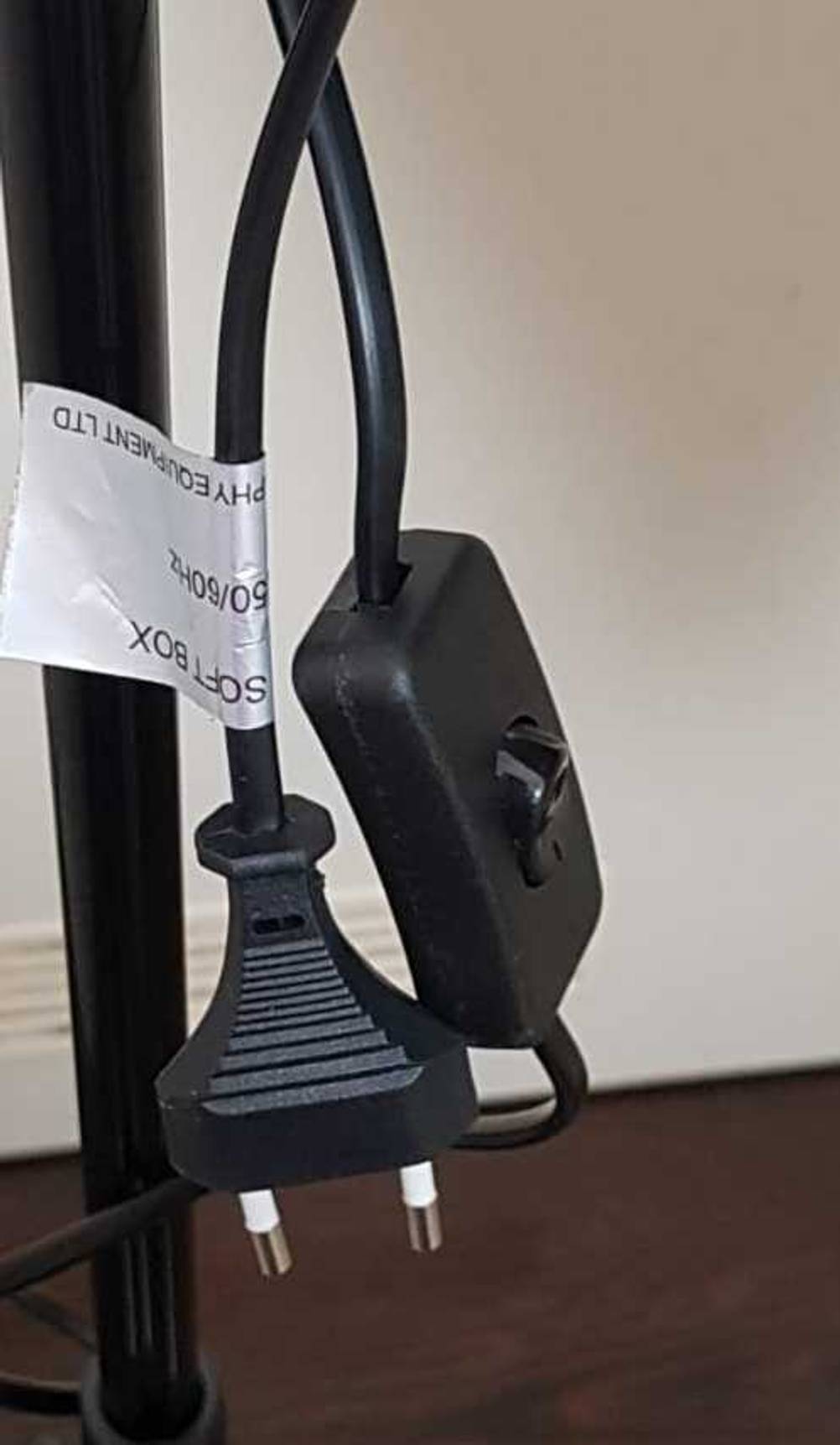 Softbox-Test: Detailansicht des schwarzen Kabels mit Einschaltvorrichtung und Stecker, das sich neben dem Gestell der Softbox befindet.
