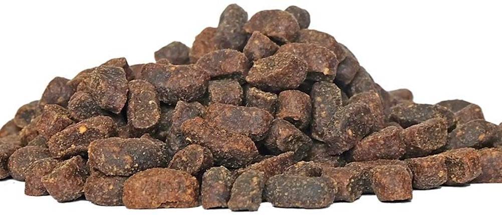 ein kleiner Haufen halbfeuchtes Hundefutter