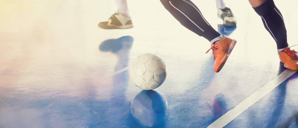 Hallenfussballschuhe-Erwachsene-Test: In einer Halle wird Hallenfußball gespielt.