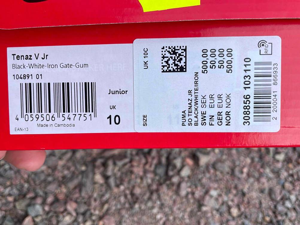 Hallenfußballschuhe getestet: Nahaufnahme der Aufkleber auf dem Schuhkarton mit Größenangaben.