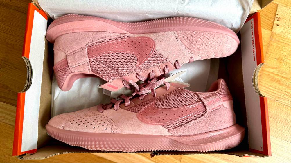 Getestet: Ein Paar Hallenschuhe Damen nebeneinander seitlich in einem Karton liegend.