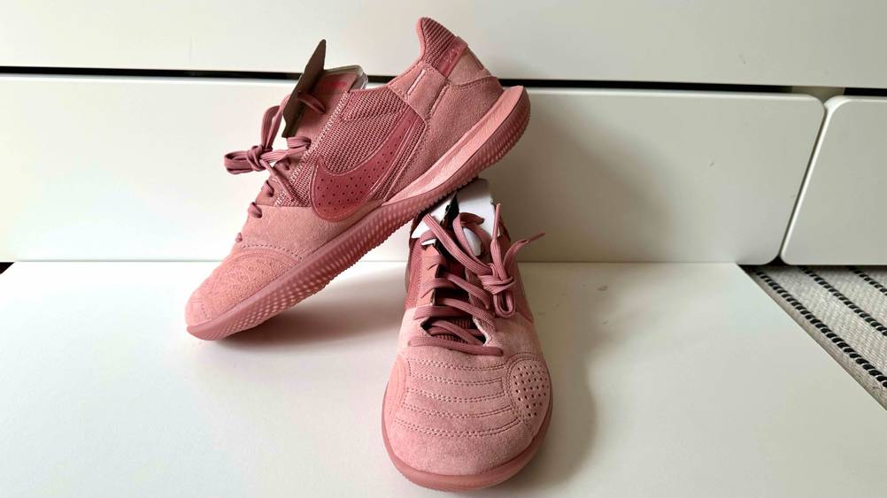 Hallenschuhe Damen getestet: Ein Paar Schuhe, einer über dem anderen vor einer hellen Wand.