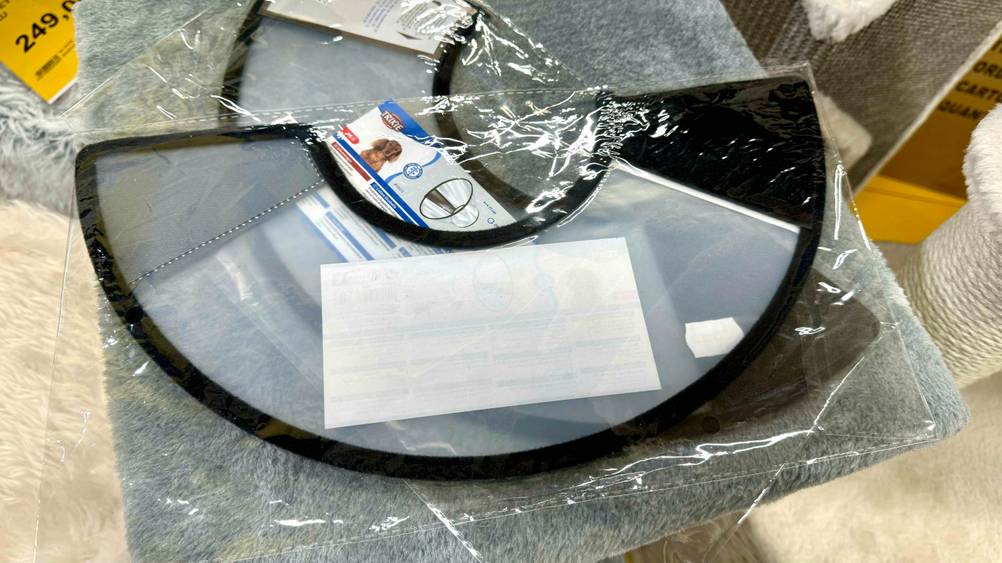 Rückseite der getesteten Halskrause für den Hund in transparenter Verpackung.