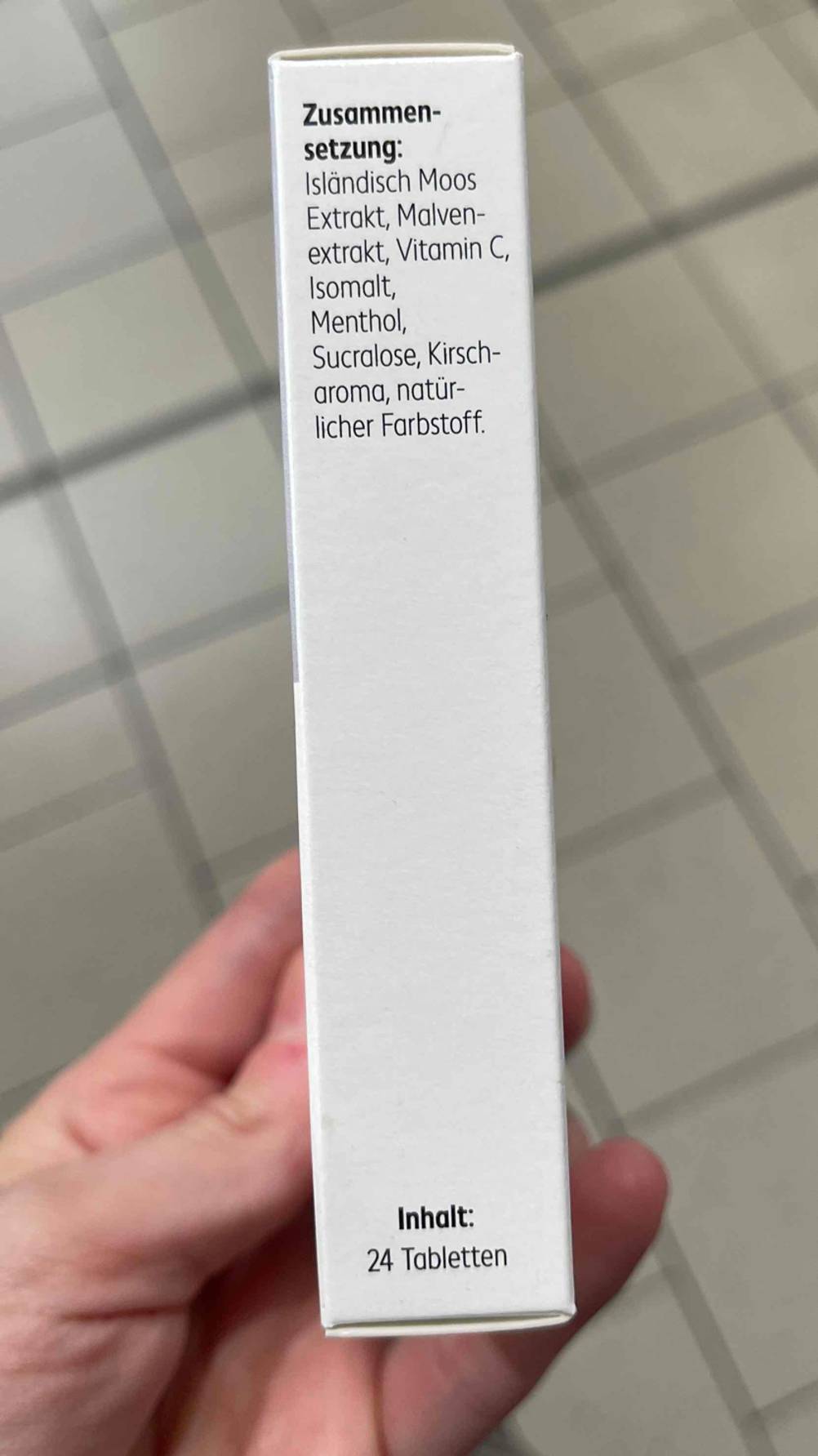 Ansicht einer weißen, seitlichen Verpackung, inklusive Stückanzahl und Zusammensetzung von den Halsschmerztabletten im Test.