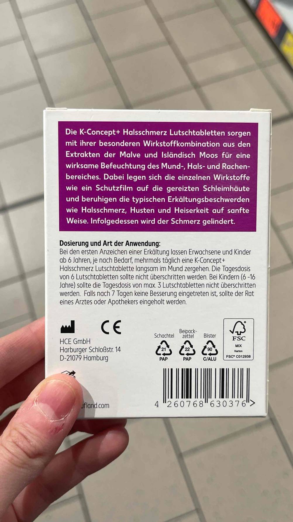 Ansicht der Rückseite einer Verpackung, inklusive Dosierung und Art der Anwendung von den getesteten Halsschmerztabletten.