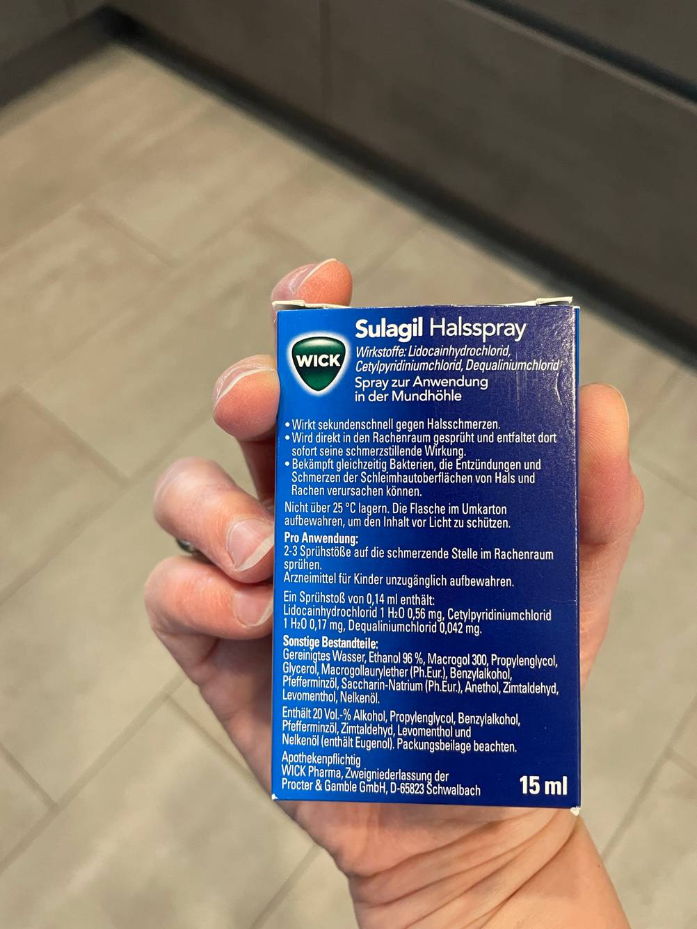 Rückseite einer Verpackung Halsspray