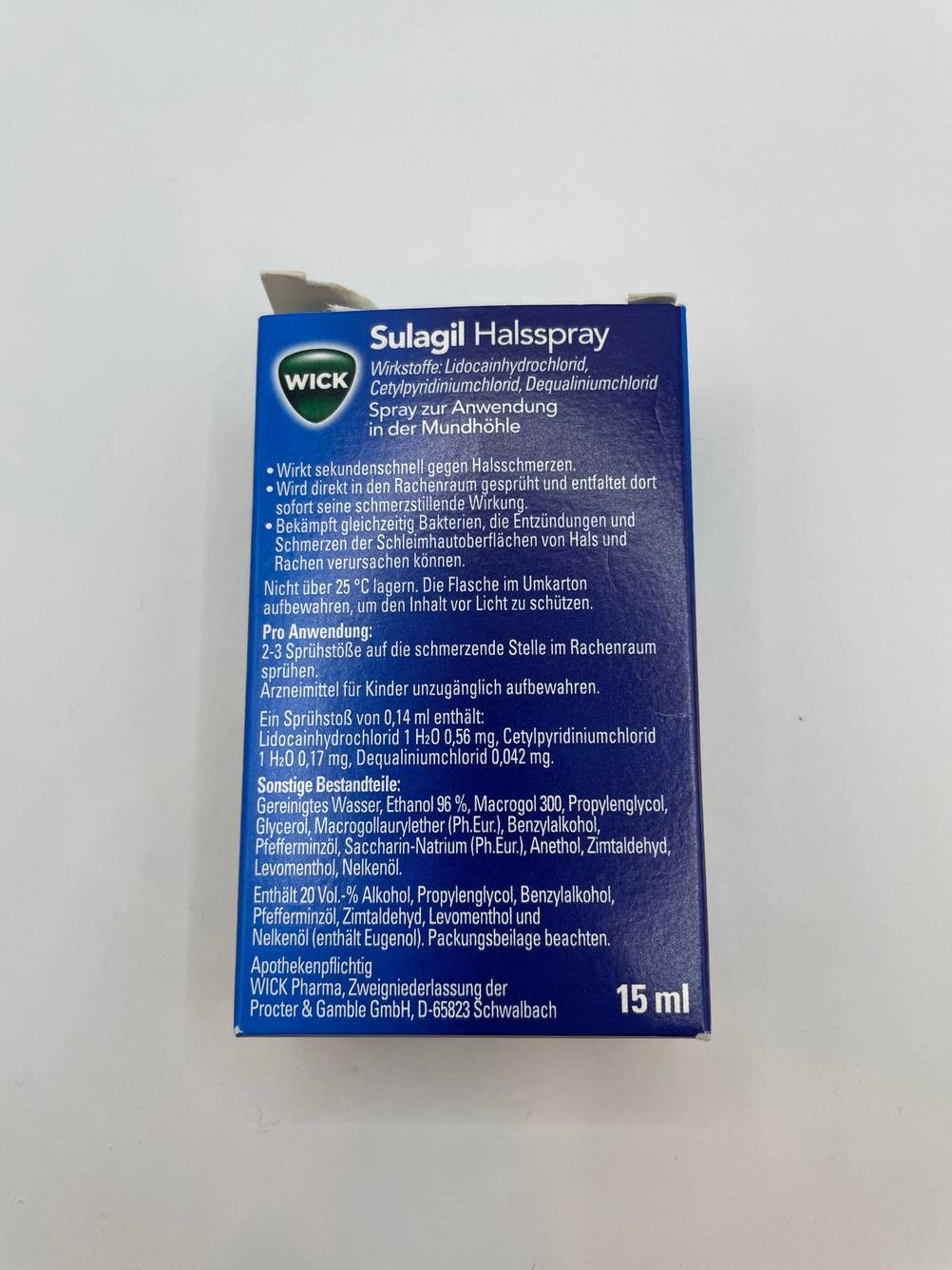 Rückseite von einer getesteten Halsspray-Packung.