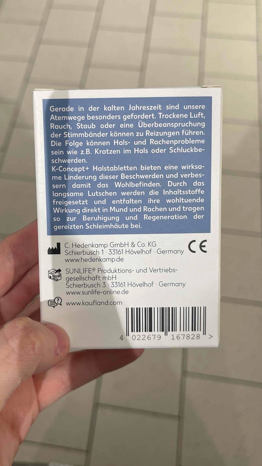 Auf der Rückseite der Verpackung von Halstabletten im Test stehen Informationen zur Wirkung und zum Hersteller.
