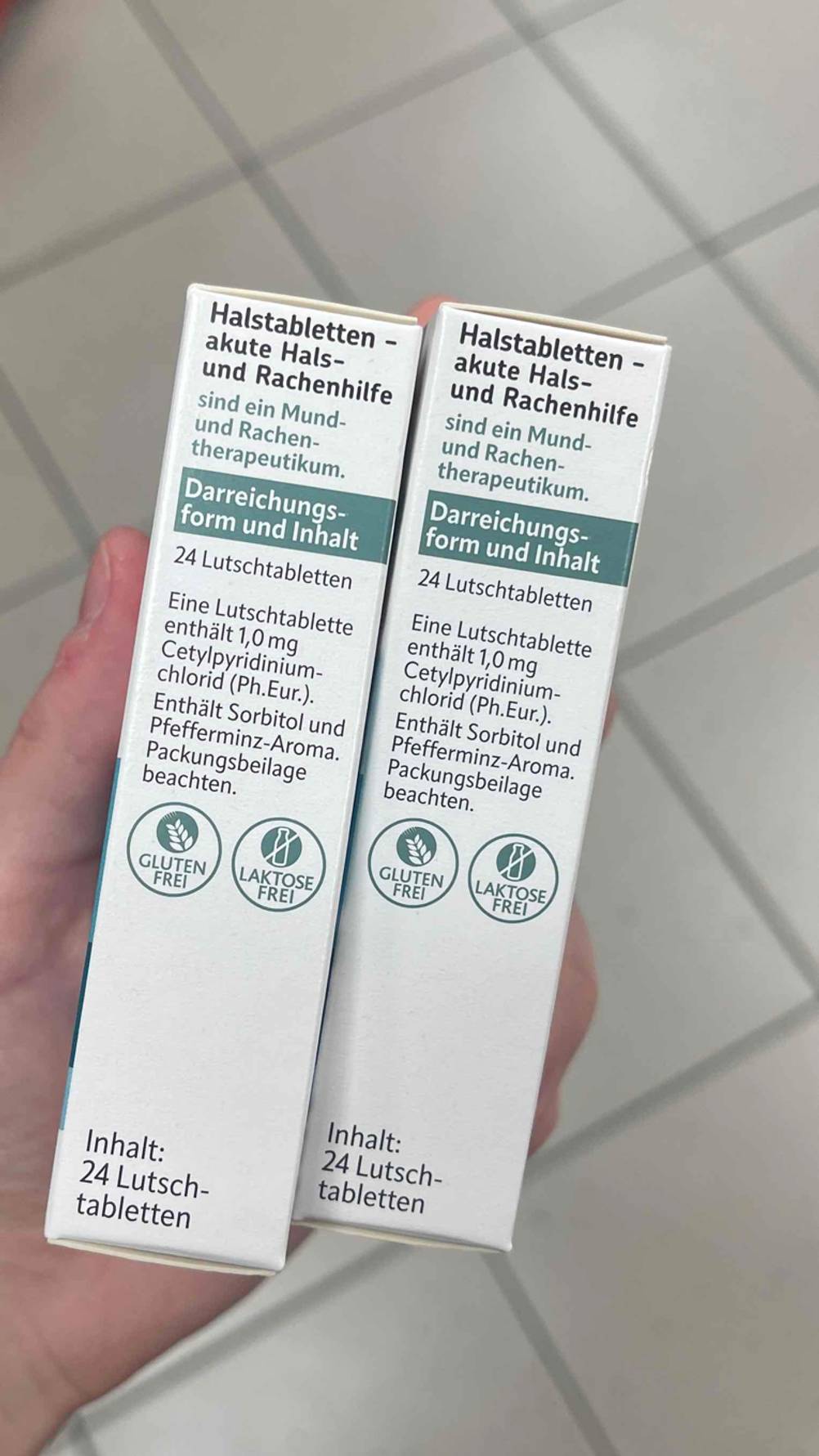 Auf der Packungsseite von getesteten Halstabletten stehen Informationen zum Inhalt.