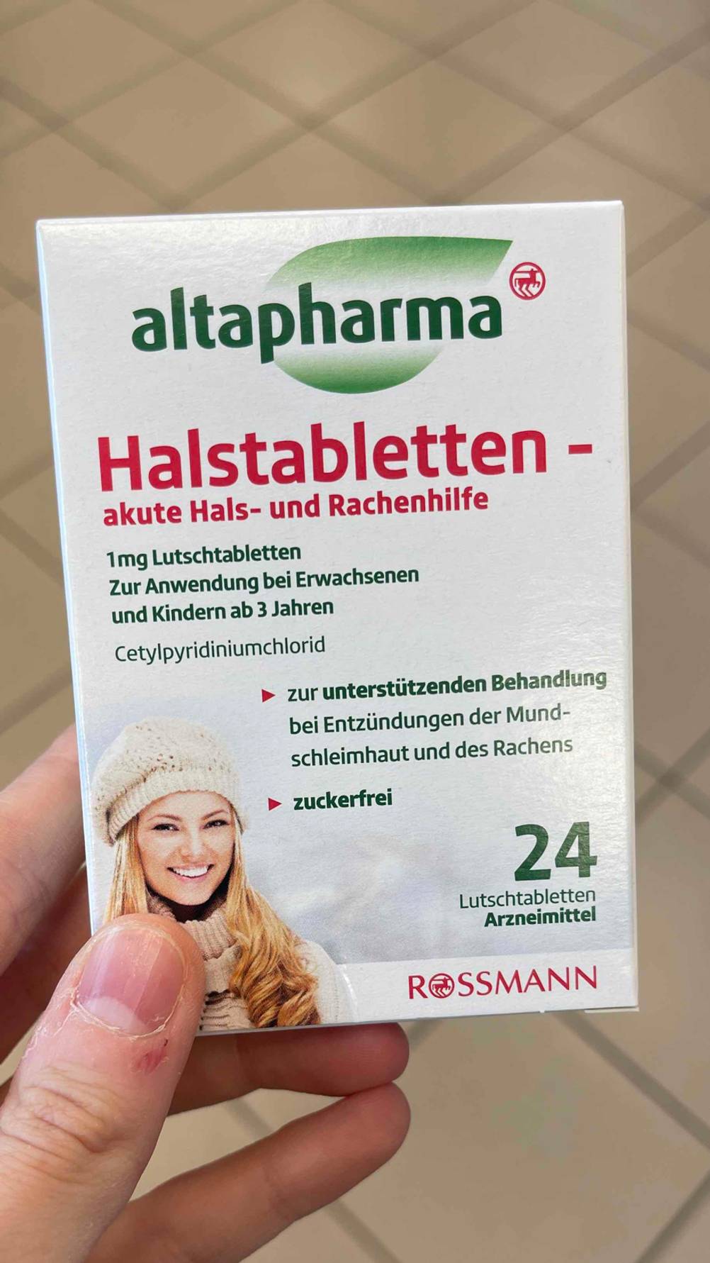Im Test: Auf der Vorderseite einer Packung Halstabletten stehen Informationen zur Verwendung.