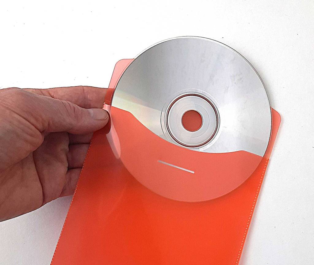 Eine Hand hält eine getestete CD-Hülle, in der eine CD halb herausragt.