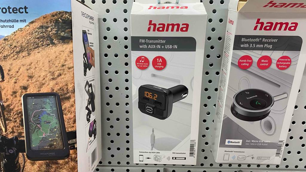 Hama-FM-Transmitter im Test hängt in seiner Verpackung am Verkaufsstand.