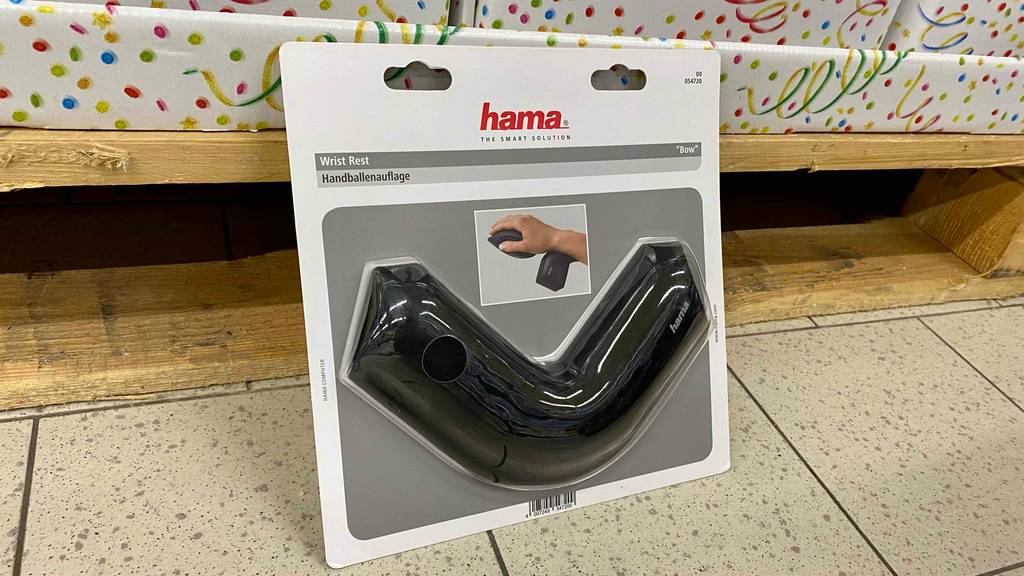 Handballenauflagen-Test: Ein hama Modell lehnt eingeschweißt in der Verpackung an einem Regal.