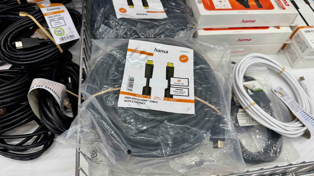 Ein getestetes 15m-HDMI-Kabel liegt in seiner Kunststofffolie inmitten weiterer Kabel.