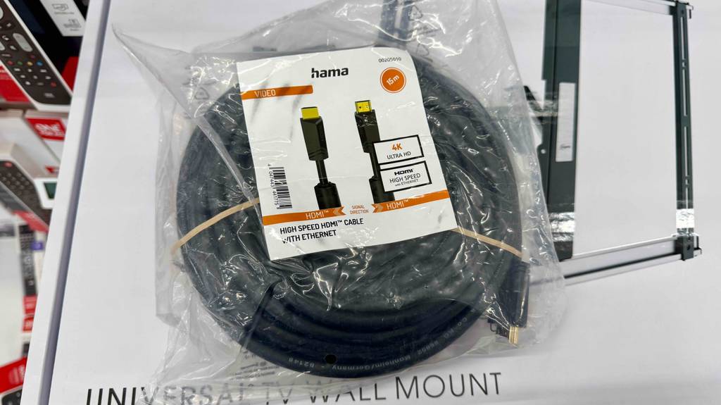 Im Test: Ein 15m-HDMI-Kabel in Schwarz befindet sich in einer transparenten Kunststofffolie.