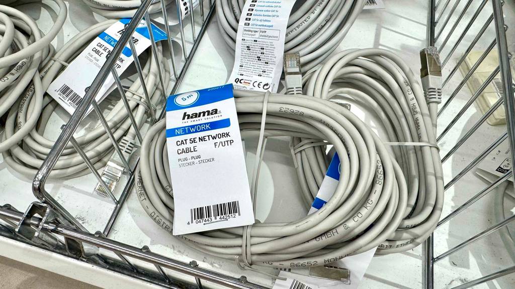 Netzwerkkabel-Test: Ein aufgerolltes graues Modell liegt über anderen Netzwerkkabeln in einem Verkaufskorb.