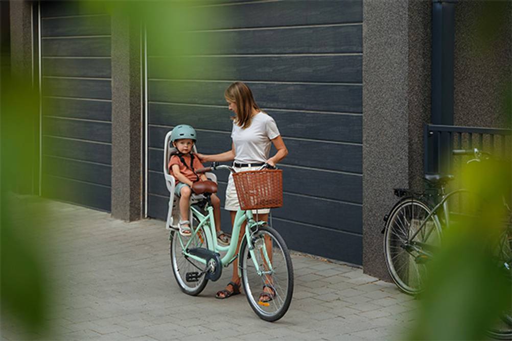 Hamax-Fahrradsitz im Test: Eine Mutter die mit ihrem Kind im Fahrradsitz spricht. 