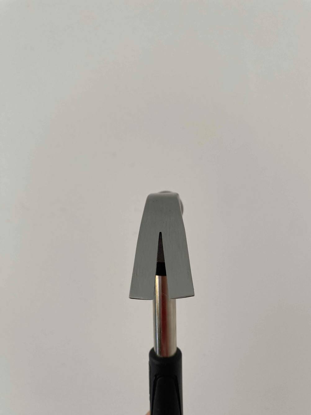 Im Test: Nahaufnahme des Nagelziehers eines Hammers.