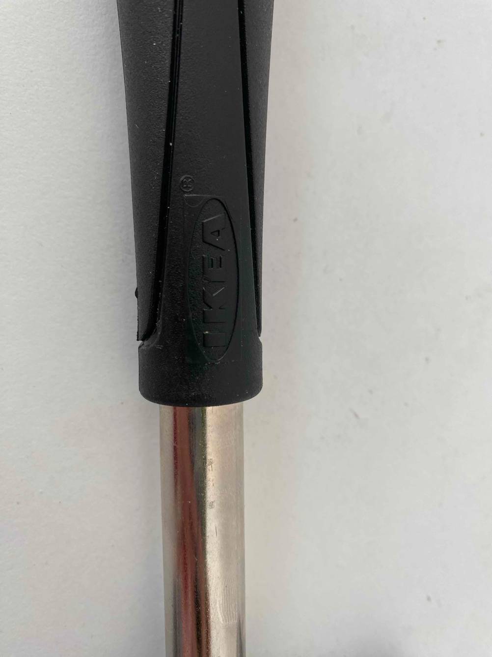Gummierter Stiel von einem getestetem Hammer.