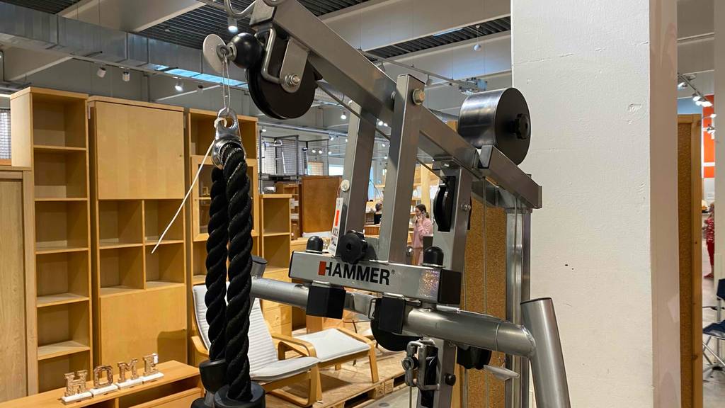 Im Test: Oberer kranartiger Teil, an dem ein Seil hängt, einer Kraftstation von Hammer.