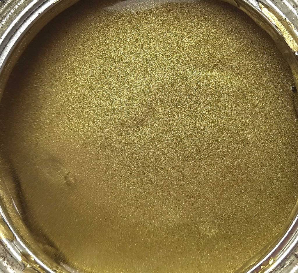 Nahaufnahme des getesteten Goldlacks in der Dose.