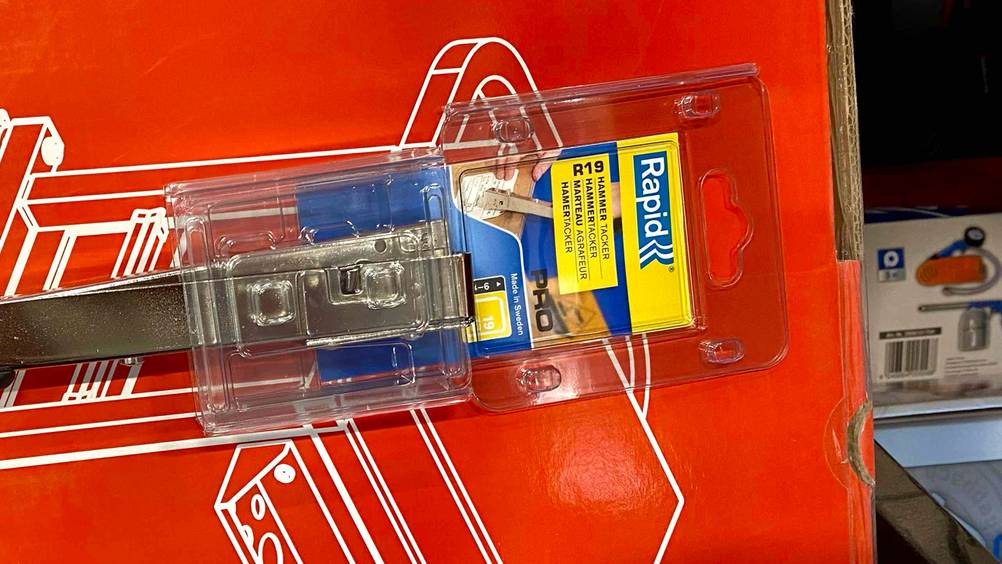 Nahaufnahme der Verpackung eines getesteten Hammertackers mit Logo und Artikelbezeichnung.