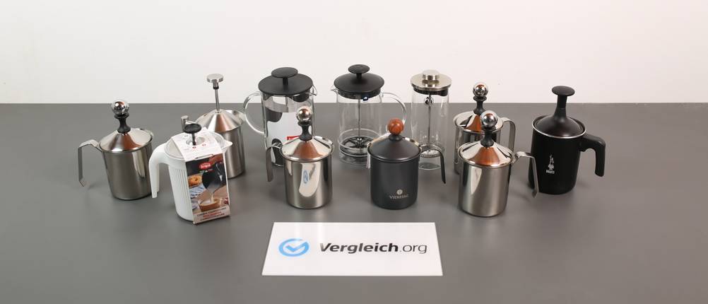 Hand-Milchaufschäumer-Test: Elf unterschiedliche Hand-Milchaufschäumer stehen nebeneinander auf einem grauen Tisch.
