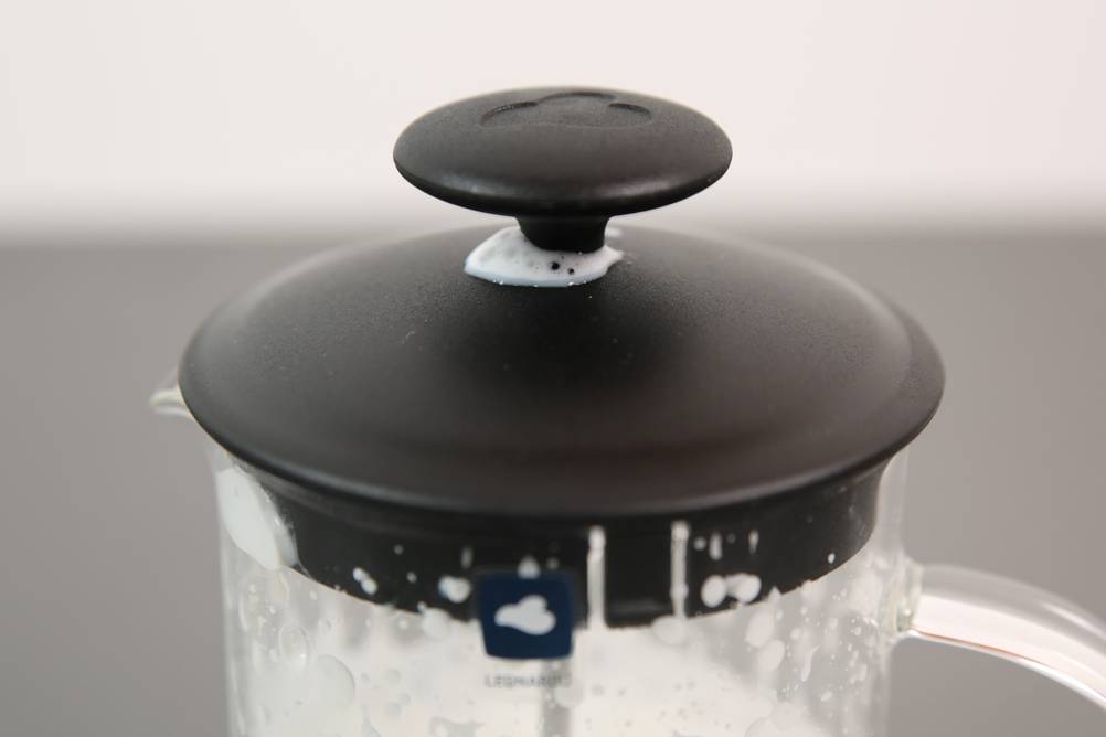 Milchaufschäumer-Test: Bei einem Milchaufschäumer tritt am Deckel Milch aus.