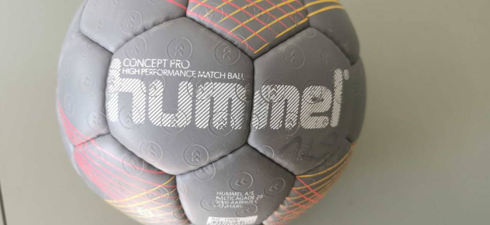 Nahaufnahme des Handballs von Hummel. 