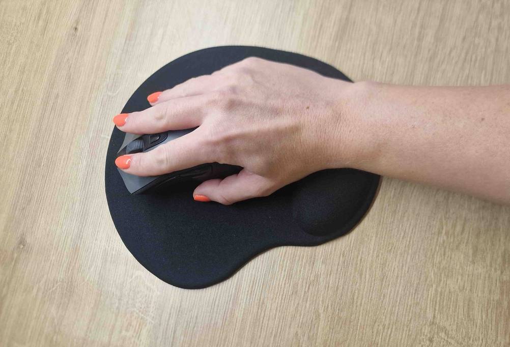 Handballenauflage für die Maus im Test: Hand liegt auf der Auflage.