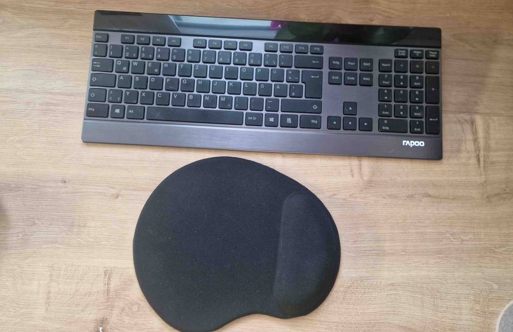 Eine getestete Handballenauflage für eine Computermaus befindet sich vor einer Tastatur. 
