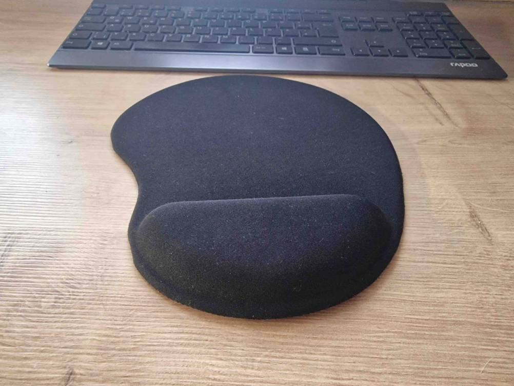 Getestete Handballenauflage für die Maus liegt vor einer Tastatur.