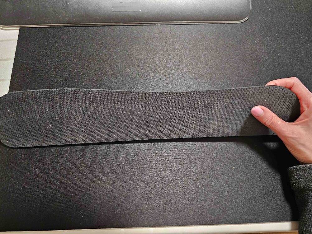 Tastatur-Handballenauflage getestet: Rückseite der Auflage von einer Hand gehalten.