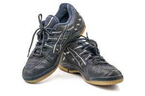 zein Paar Handballschuhe von Asics