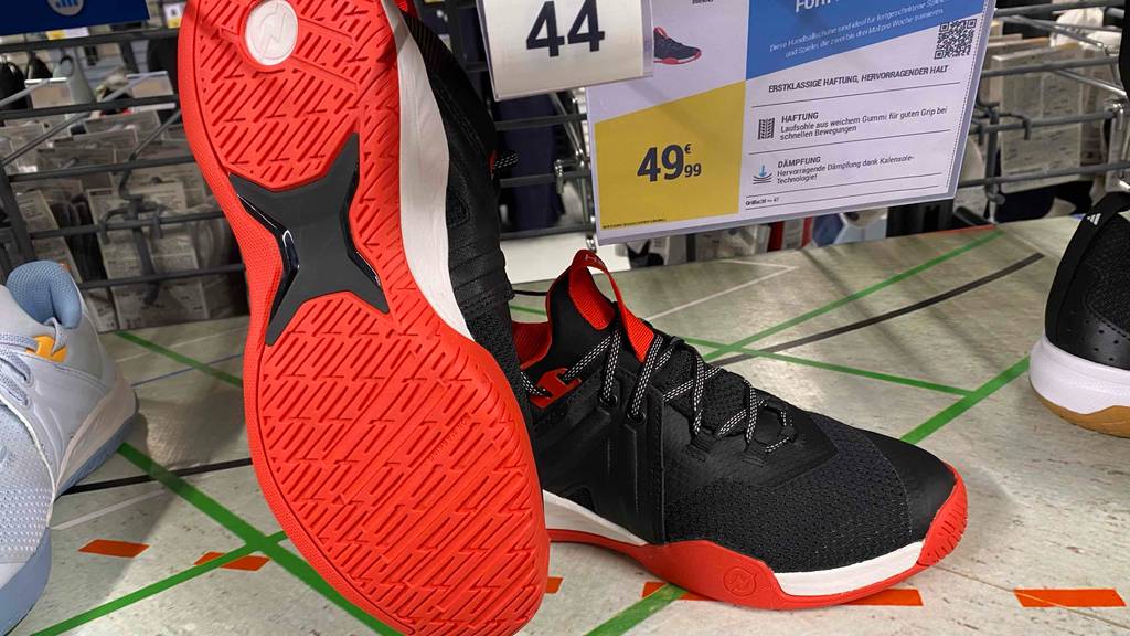 Fußsohle von einem Paar getesteten Handballschuhen für Herren.