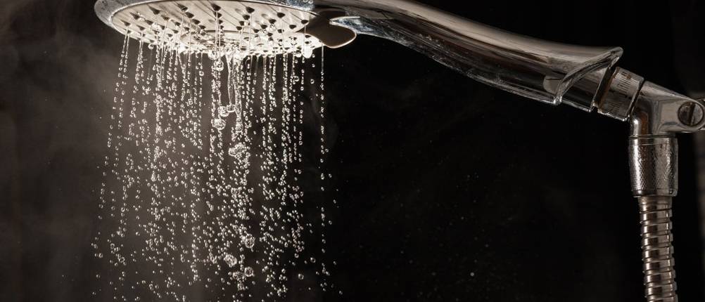 Handbrause mit Wassertropfen