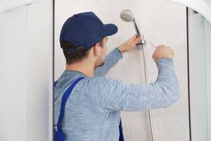 Handwerker macht den Handbrause Test