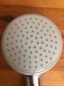 Dank Silikonnoppen bietet die Handbrause Croma 100 von hansgrohe eine praktische Anti-Kalk-Funktion.