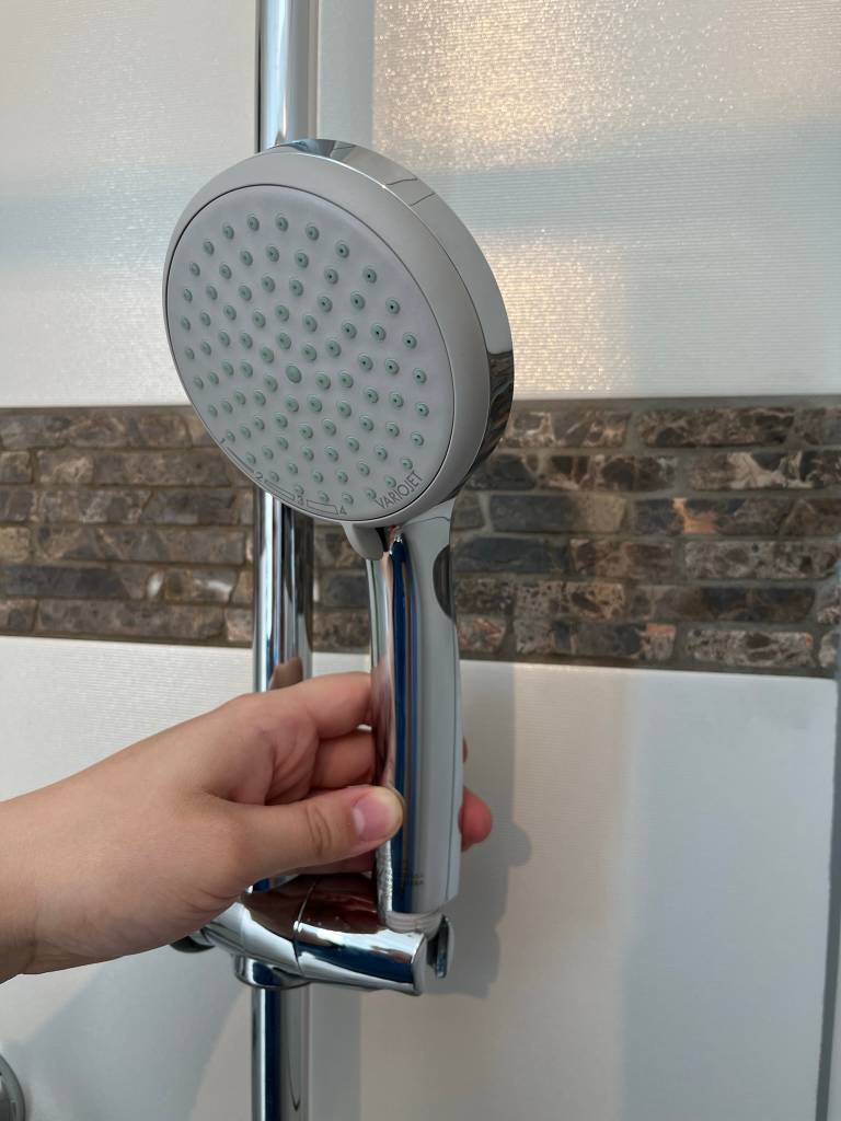 Auf dem Bild: die Handbrause Croma 100 von hansgrohe. 