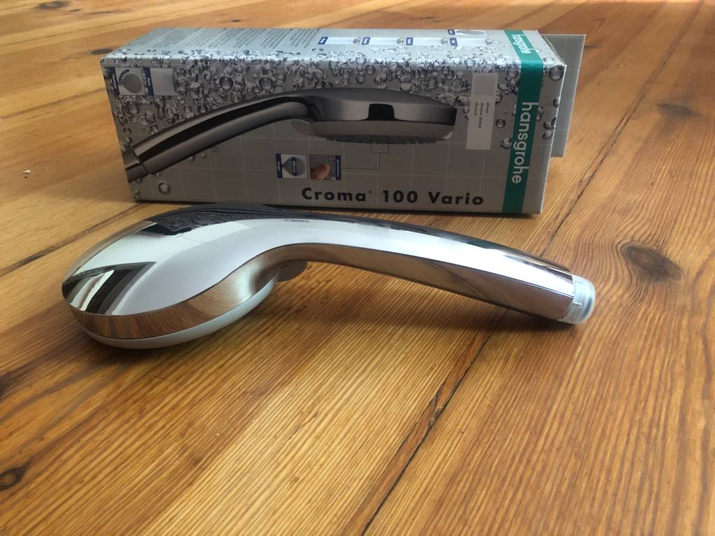 Die Handbrause Croma 100 von hansgrohe ist besonders groß und verfügt über ein leicht zu reinigendes Schmutzfangsieb.